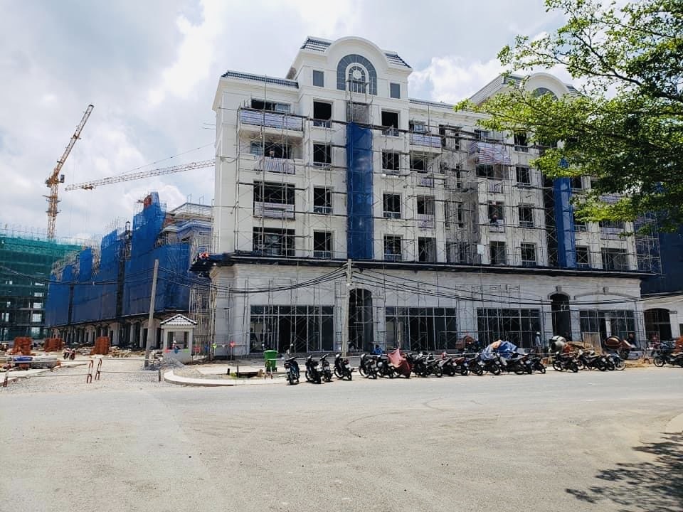 shophouse zone 6 đang cất nóc